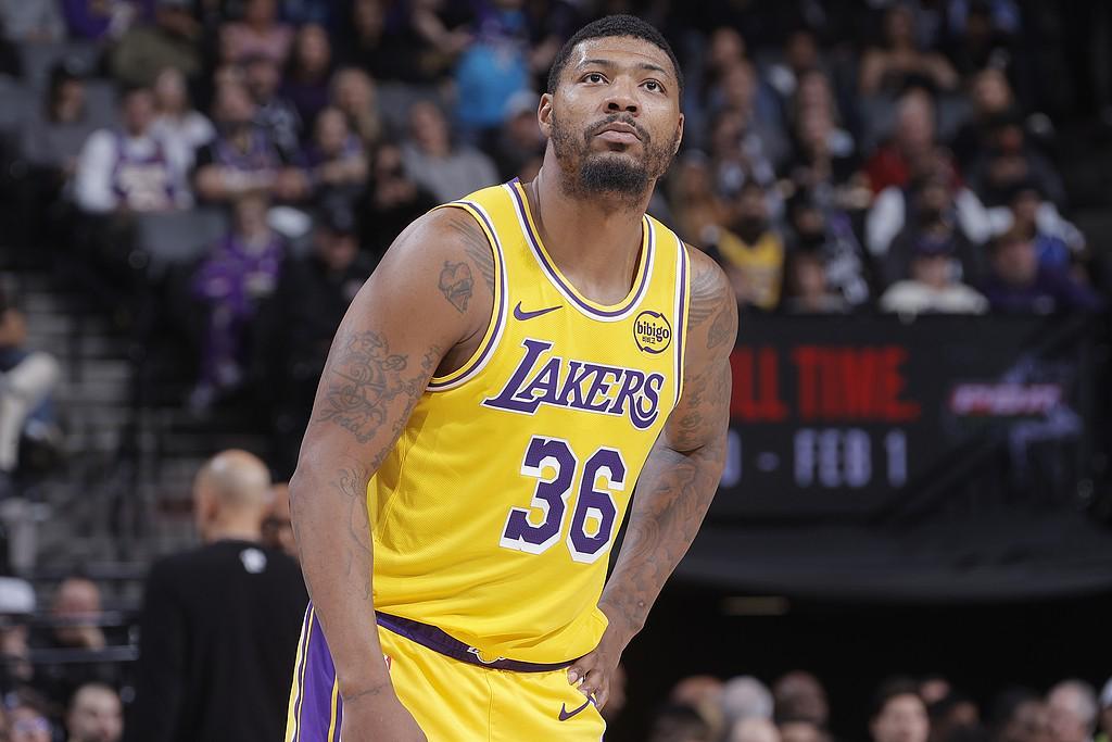 输在三分球,国王全场三分26投17中,湖人36投仅8中